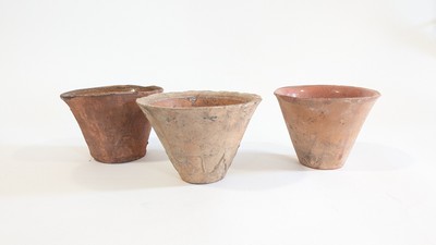 TROIS POTS DE RÉSINIER en terre cuite, intérieurs...